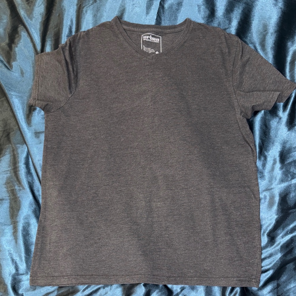 3/$15. Bundle sale! Urban Pipeline Gray V-Neck Short Sleeve Tee Sz L